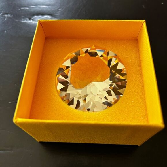 Disney Legends 2024 crystal paperweight - NWOT - Picture 2 of 4